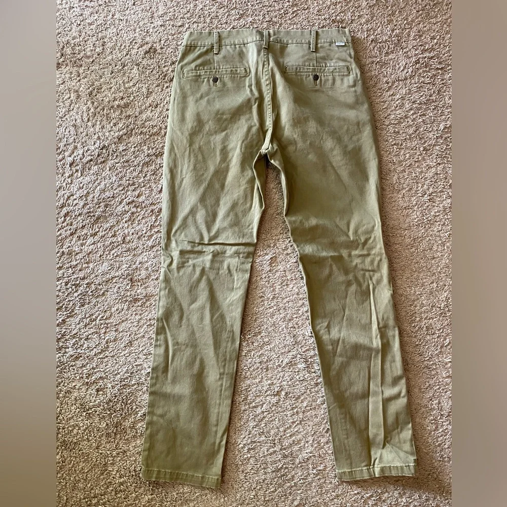 Levi’s chinos khaki straight legs tapered men’s pants size W33 L32